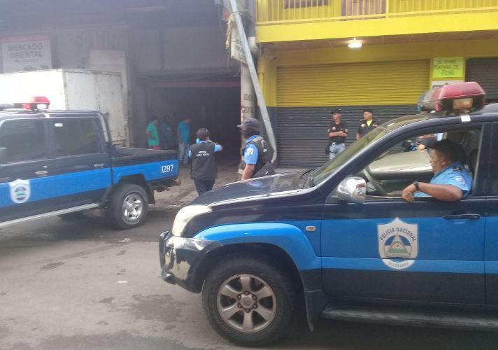 Policía orteguista allanando distribuidora propiedad del hijo del Dr. Carlos Tünnermann. Foto: Cortesía