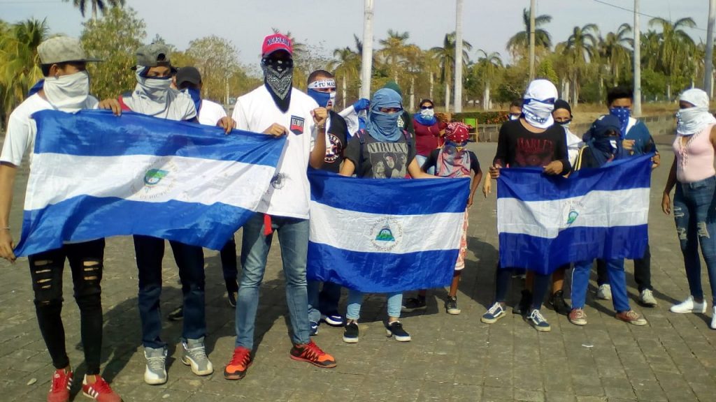 Jóvenes volvieron a protestar en predios de la Catedral de Managua