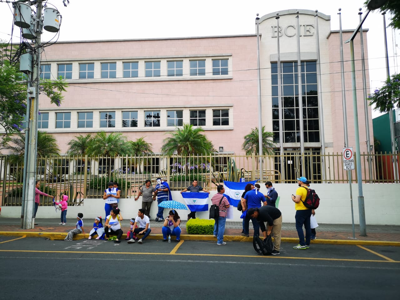 Exiliados en Guatemala protestan frente al BCIE por financiamiento a la Policía orteguista. Foto: Cortesía