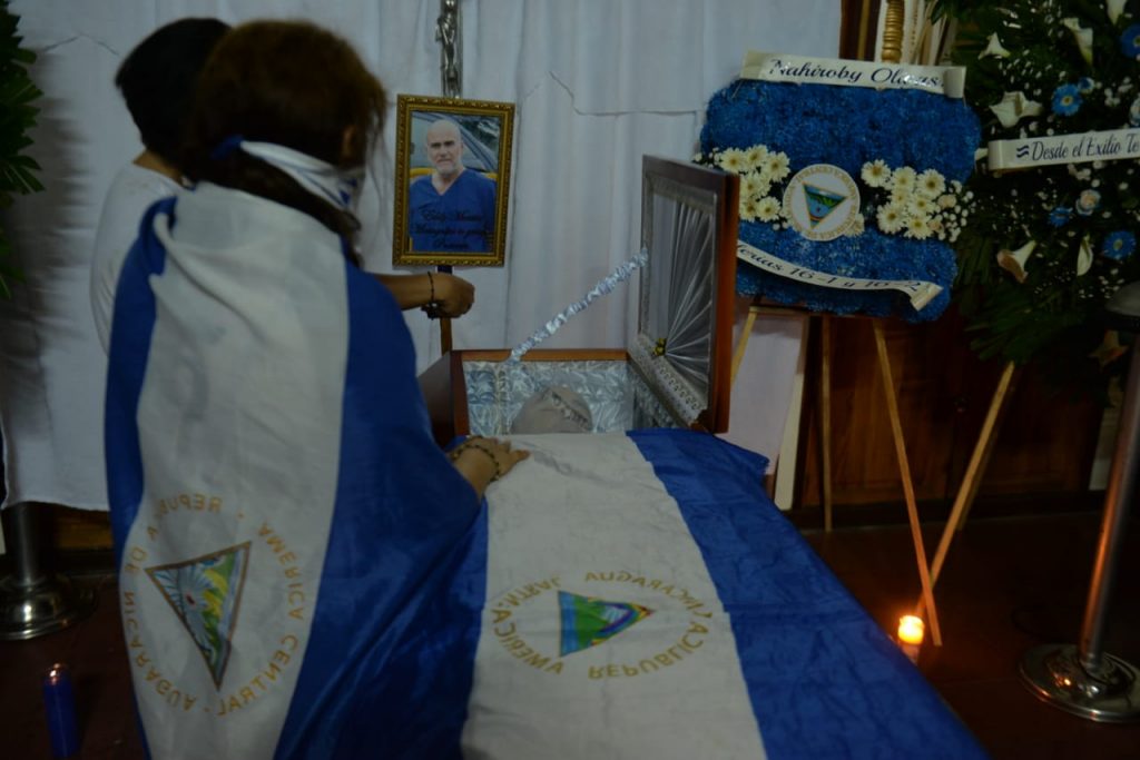 Entre consignas, aplausos, banderas y globos recibieron el cuerpo de Eddy Montes en la catedral de Matagalpa