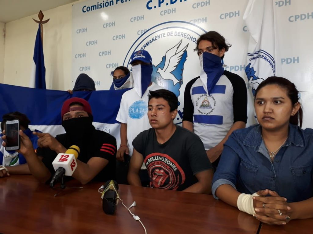 Jóvenes denuncian brutal golpiza por paramiliares y policías orteguistas