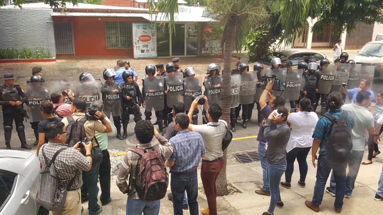 Policía orteguista asedia cercanías donde UNAB y UPPN realizan conferencia de prensa. Foto: Geovanny Hernández/Artículo 66