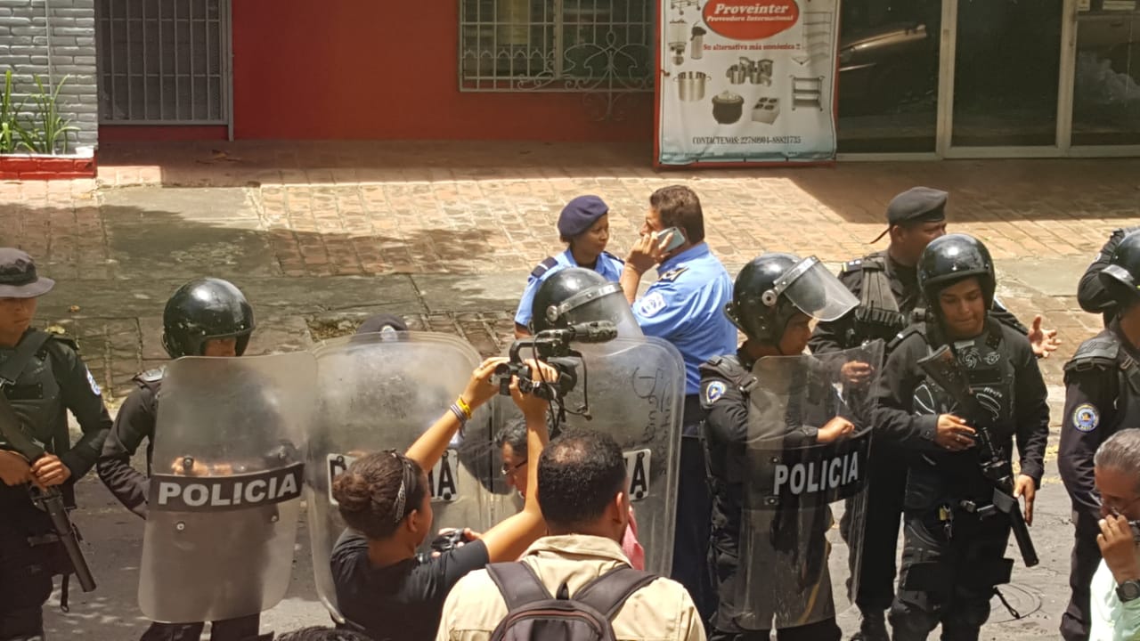 Policía orteguista asedia cercanías donde UNAB y UPPN realizan conferencia de prensa. Foto: Geovanny Hernández/Artículo 66