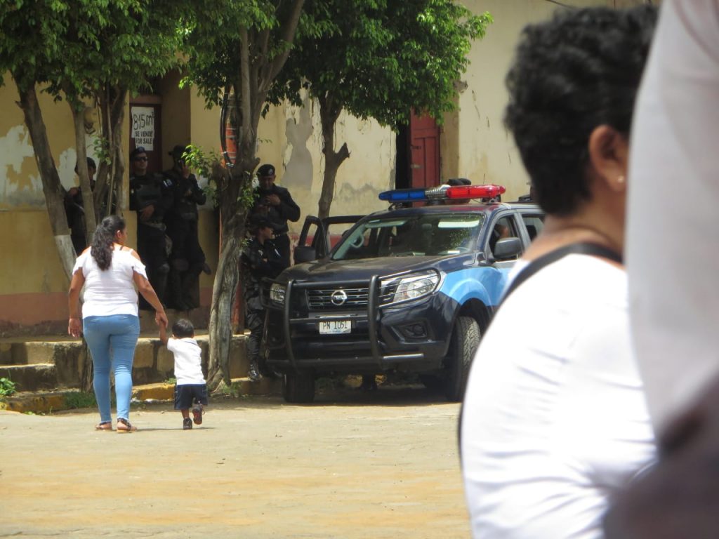 Policía orteguista asedia feria artesanal organizada por los exreos de la dictadura