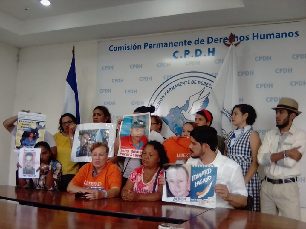 Excarcelados políticos denuncian asedio policial y amenazas en contra de su familia