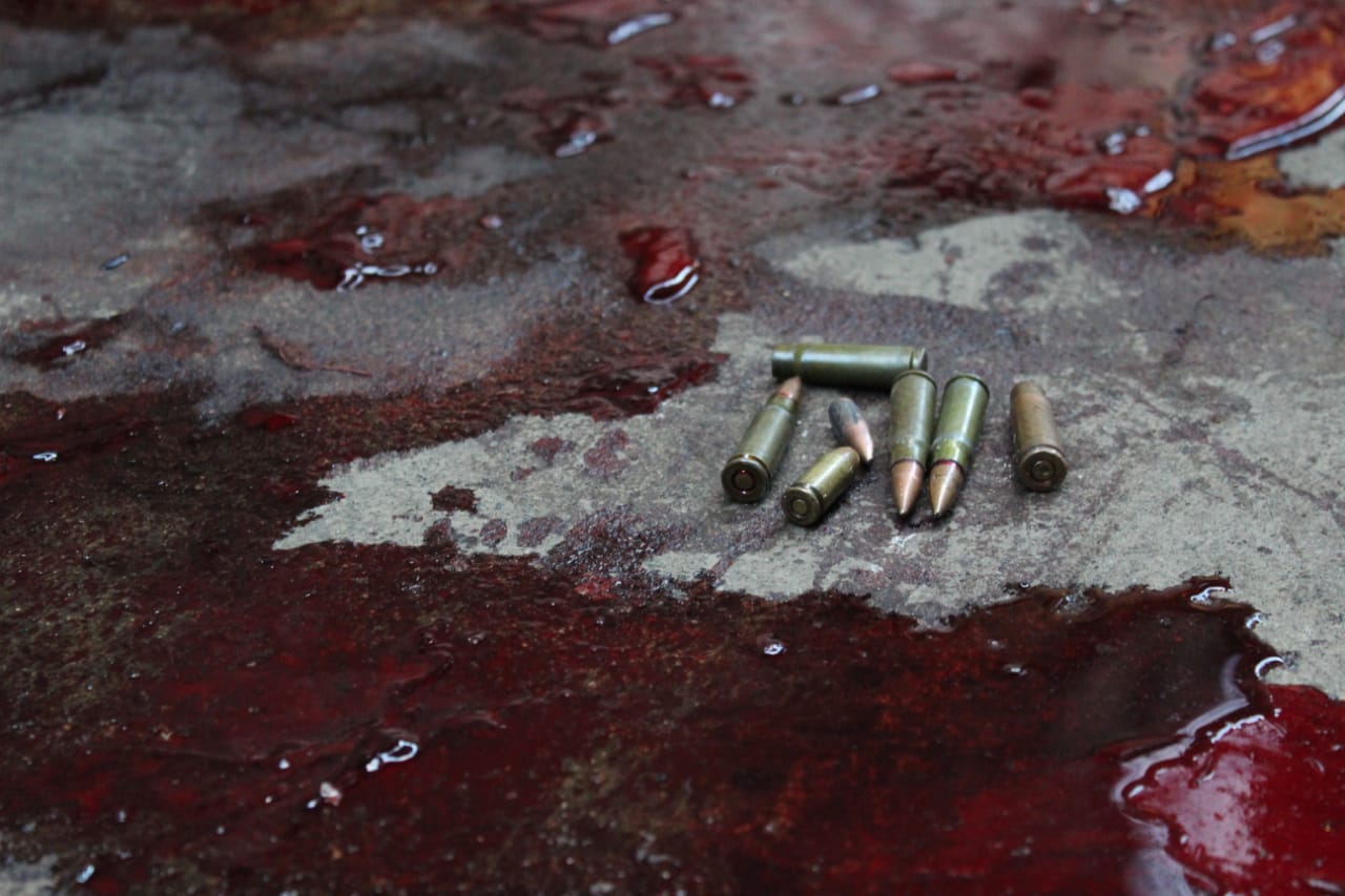 Foto de los casquillos de municiones de fusiles AK 47 que quedaron regados dentro de la casa de las víctimas, tras el ataque de policías contra una familia. Foto: Cortesía
