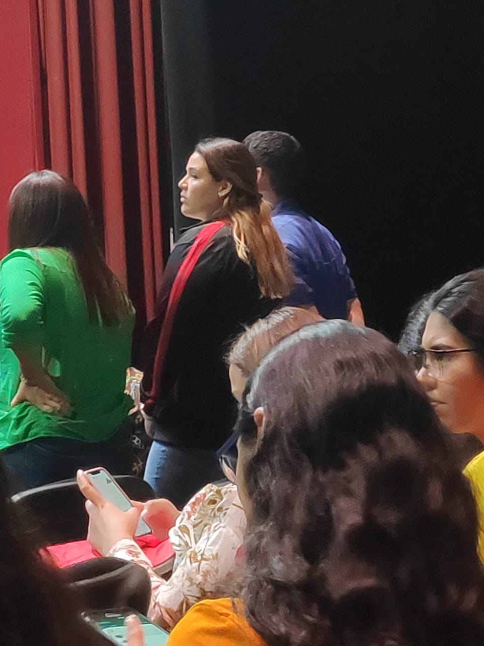 Ariana Ortega Lets, nieta de los dictadores Daniel Ortega y Rosario Murillo llegó con una chaqueta rojinegra a los ensayos que se hicieron en días anteriores en el Teatro Rubén Darío.