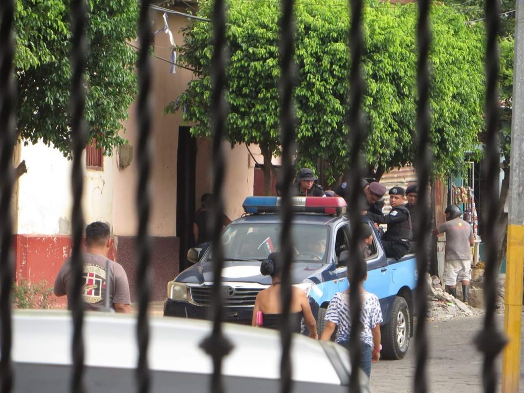Turbas y policías atacan misa del Día del Estudiante en Masaya y agreden a periodistas