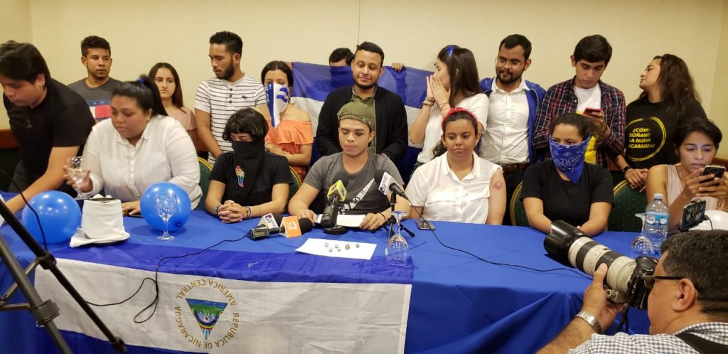 Patadas, empujones y amenazas les dieron antimotines a universitarios secuestrados en el plantón