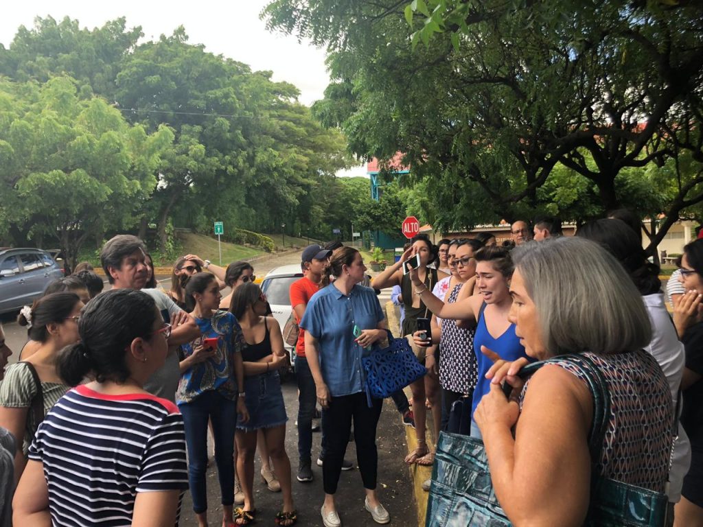 Estudiantes de la UAM presionan y reciben sus títulos en el auditorio central de esa universidad