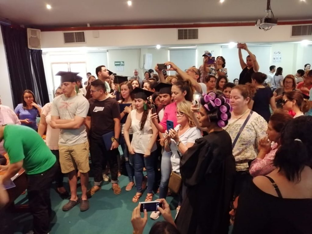 Estudiantes de la UAM se graduaron en pijamas, shorts, camisetas y sin birretes… pero sin la nieta de Ortega