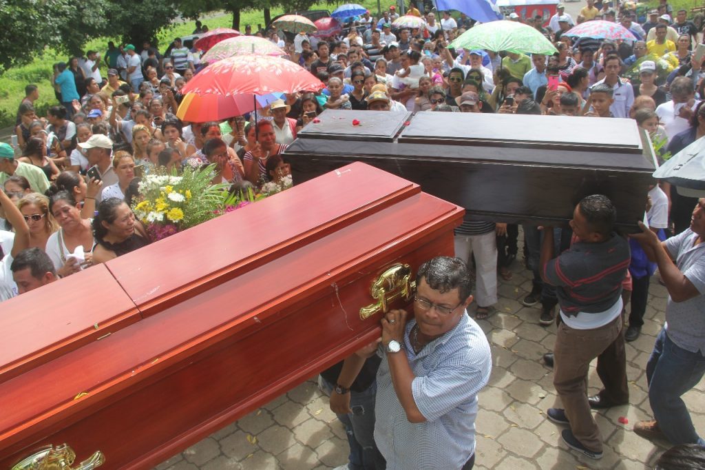 Policía de León asedia misa de aniversario por los tres jóvenes asesinados en Sutiaba