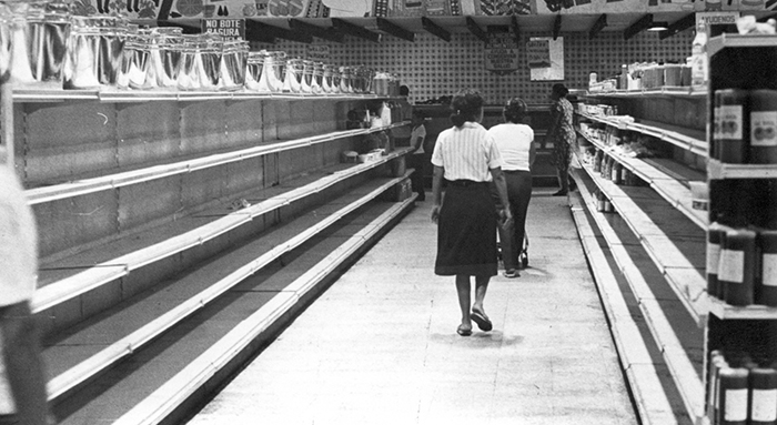 Desabastecimiento en supermercados durante la década de los 80 creo una intensa crisis y provocó el racionamiento para las familias más pobres. Foto: INHCA