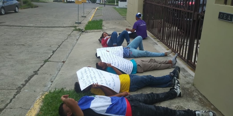 Nicaragüenses exiliados en Costa Rica realizan huelga de hambre frente a la OEA. Foto: Tomada de Facebook