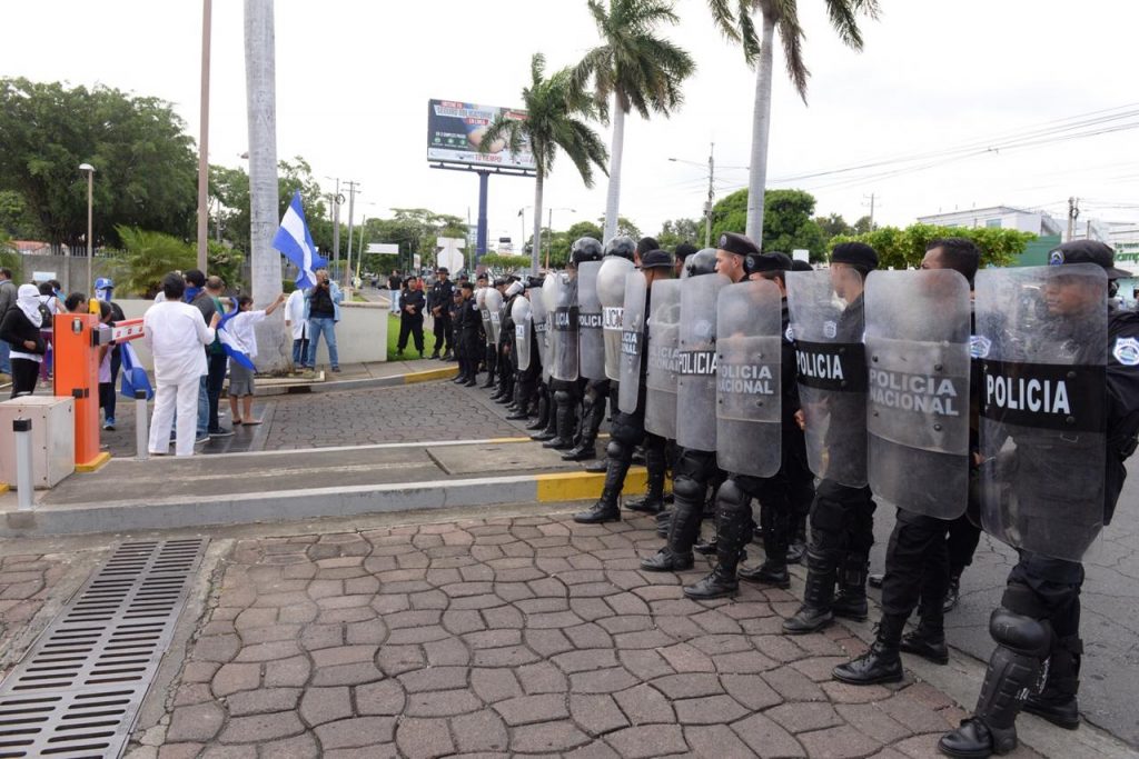 Policía orteguista acorrala plantón de la Unidad Médica Nicaragüense