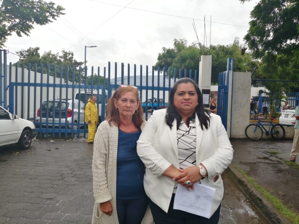 Abogada Yonarqui Martínez junto a la madre del joven acusado de tirar bombas en Masaya. Foto: Noel Miranda/Artículo 66