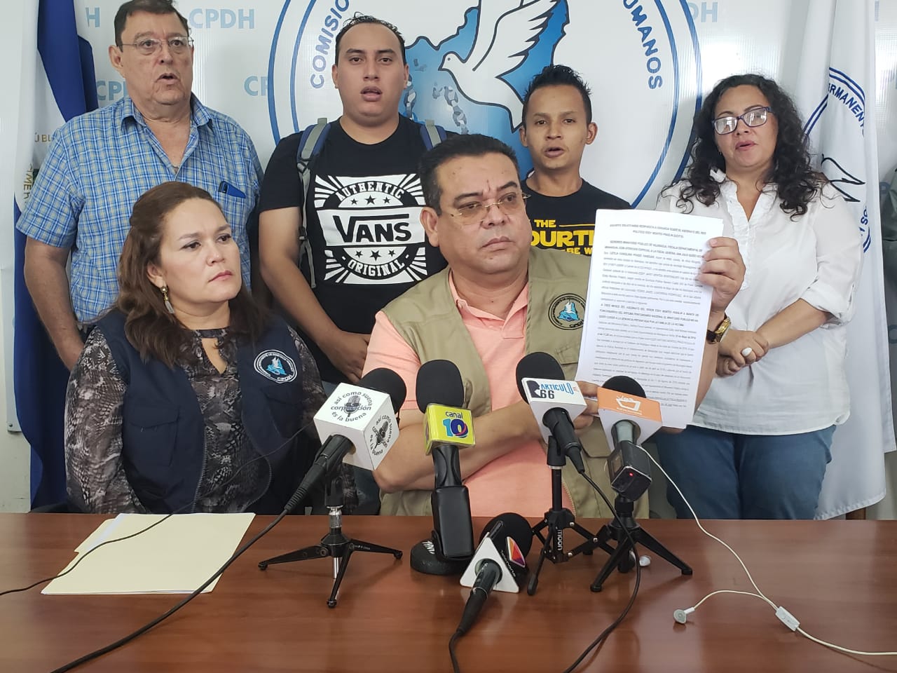 Marcos Carmona presentando el escrito que interpusieron en el Ministerio Público. Foto: Geovanny Shiffman
