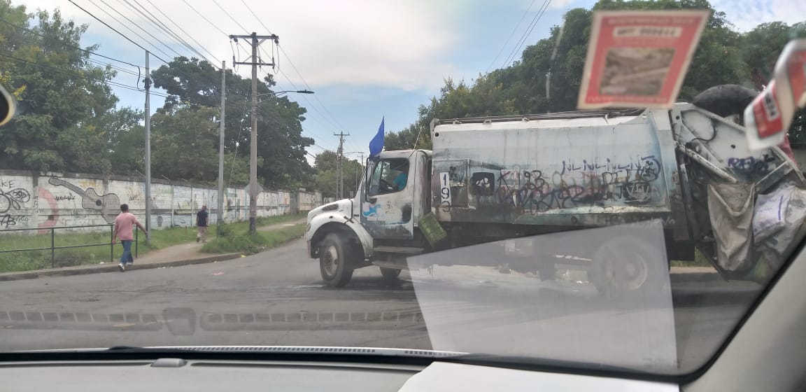 Camiones recolectores de basura con la bandera de Nicaragua. Foto: Artículo 66