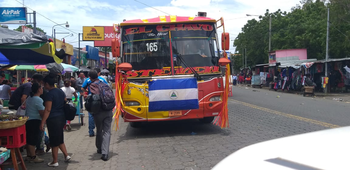 Unidades de transporte público exhibiendo la bandera de Nicaragua ante la orden de Ortega. Foto: Artículo 66