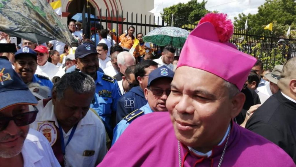 Diócesis de René Sándigo ataca a prensa independiente por señalar presencia comisionado Avellán en su toma de posesión
