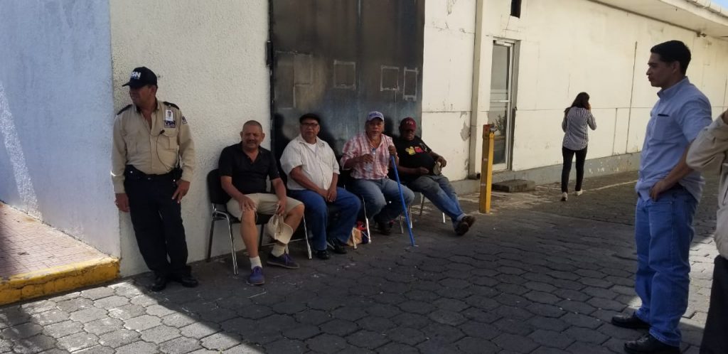 Policía mantuvo rodeados en La Prensa a cuatro ciudadanos que protestaban contra la dictadura