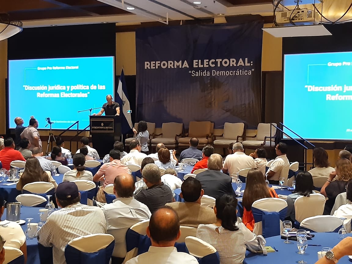 Presentan propuesta de reforma electoral para acabar con la reelección presidencial y volver al 50+1