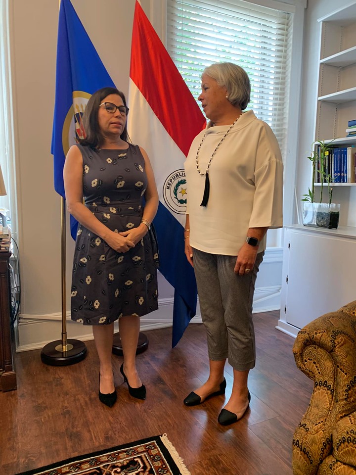 Haydee Castillo, integrante del Consejo Político de la UNAB, junto a la embajadora de Paraguay, Elisa Díaz. Foto: Cortesía