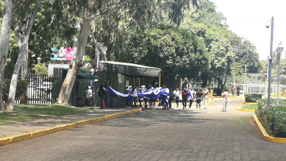 Estudiantes de la Universidad Centroamericana realizaron un plantón pese al asedio policial. Foto: Cortesía