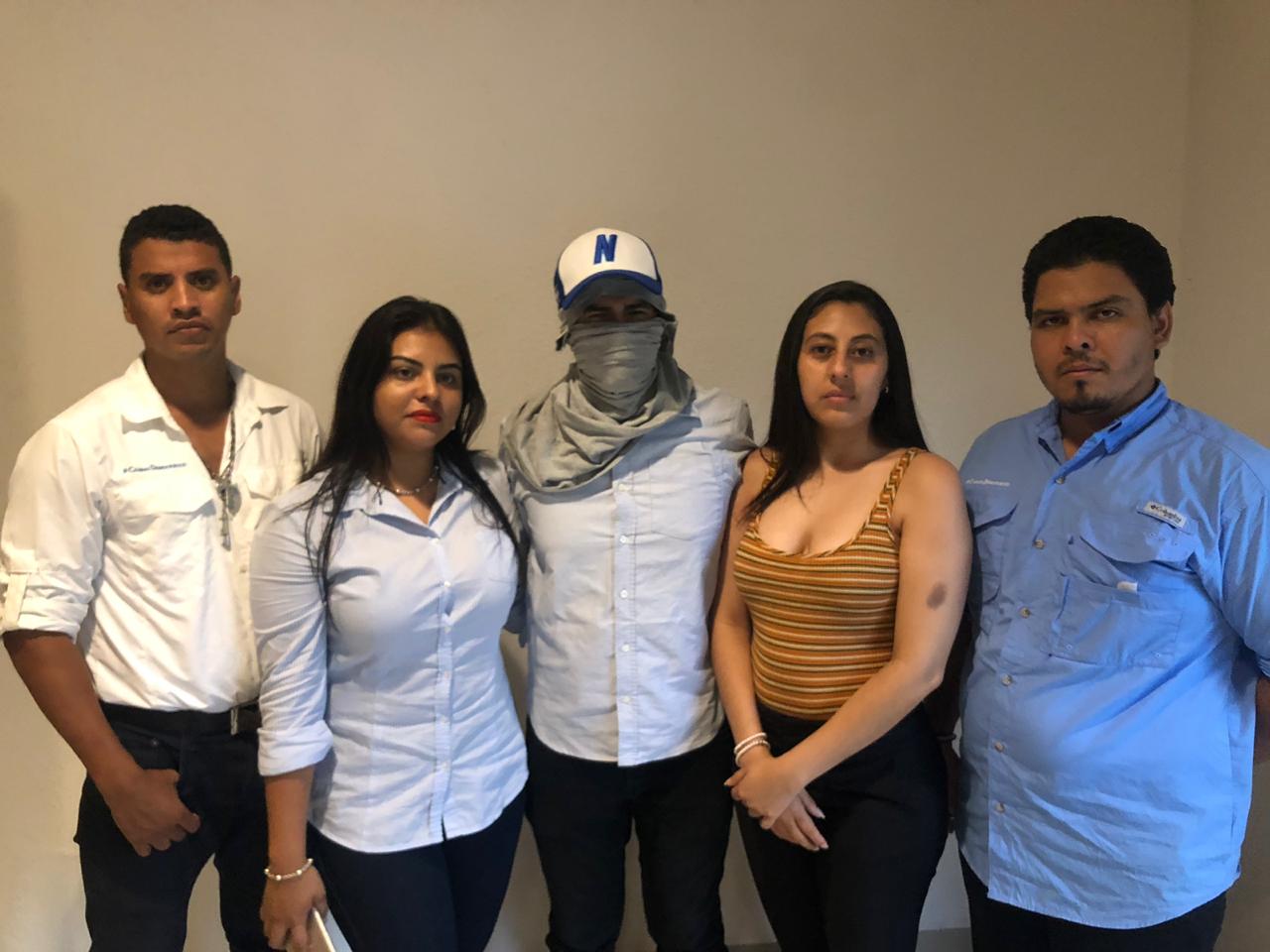 Policía orteguista retuvo y robó pertenencias a siete jóvenes activistas de Managua