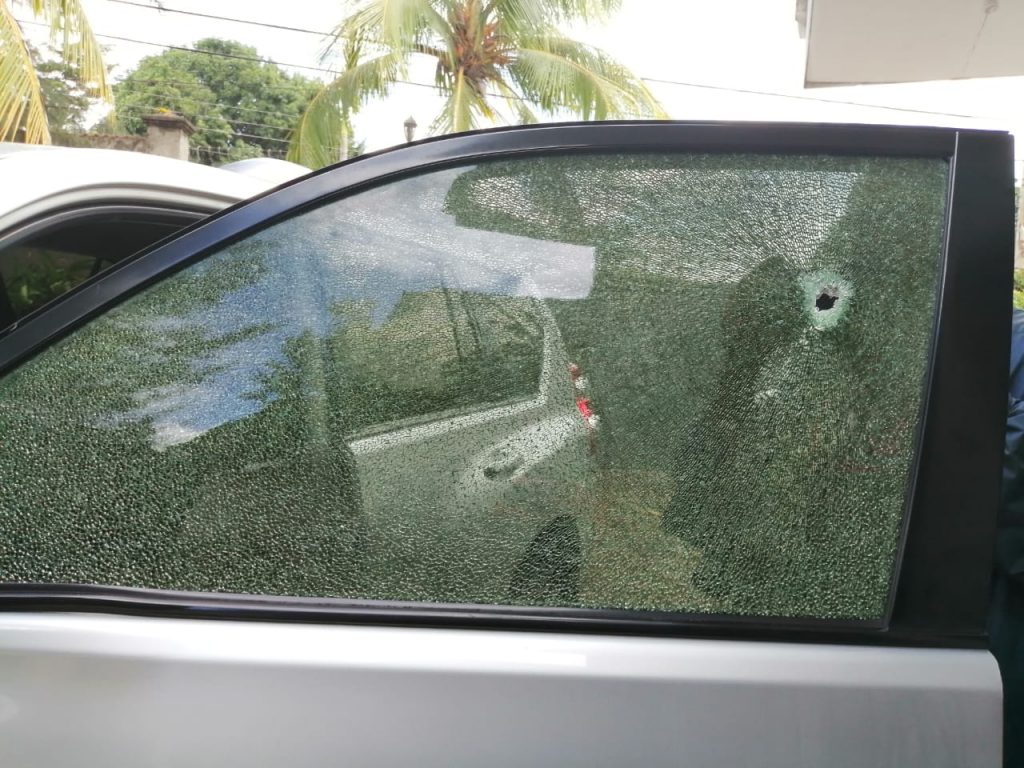 Agentes del régimen orteguista atacan camioneta en la que viajaban empresarios a León