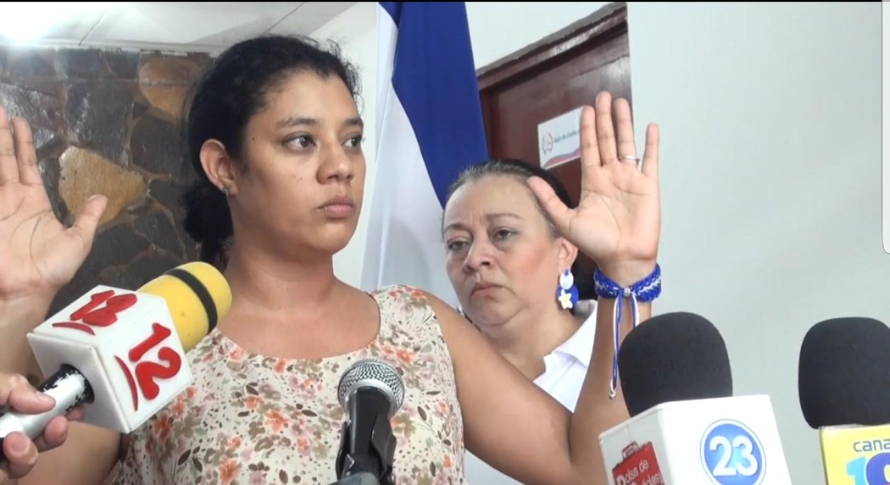 Policía orteguista detiene y agrede a miembro de CxL por portar la bandera de Nicaragua.