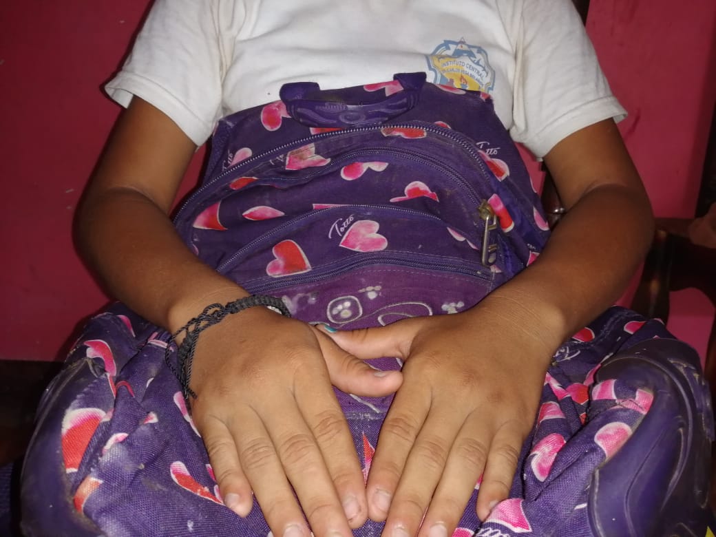 Madre de una alumna de secundaria denuncia acoso porque su hija tiró papelillos azzul y blanco. Foto: Noel Pérez M./ Artículo66