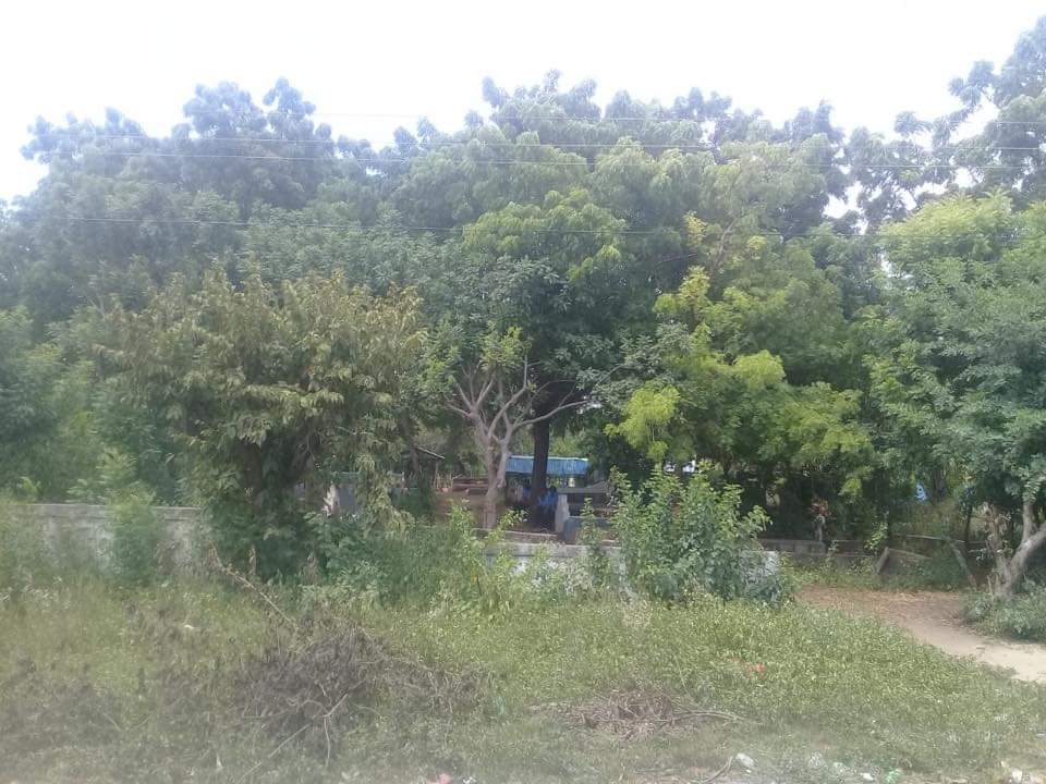 Al fondo se observan policías sentados. Los vecinos aseguran que son parte del dispositivo policial que custodió el entierro en el cementerio de San Rafael del Sur.