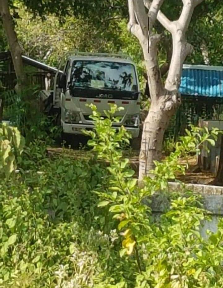 Este es el camión marca JMC, que según vecinos del cementerio de Pochomil trasladó los cadáveres en bolsas negras para enterrarlos en una fosa común.