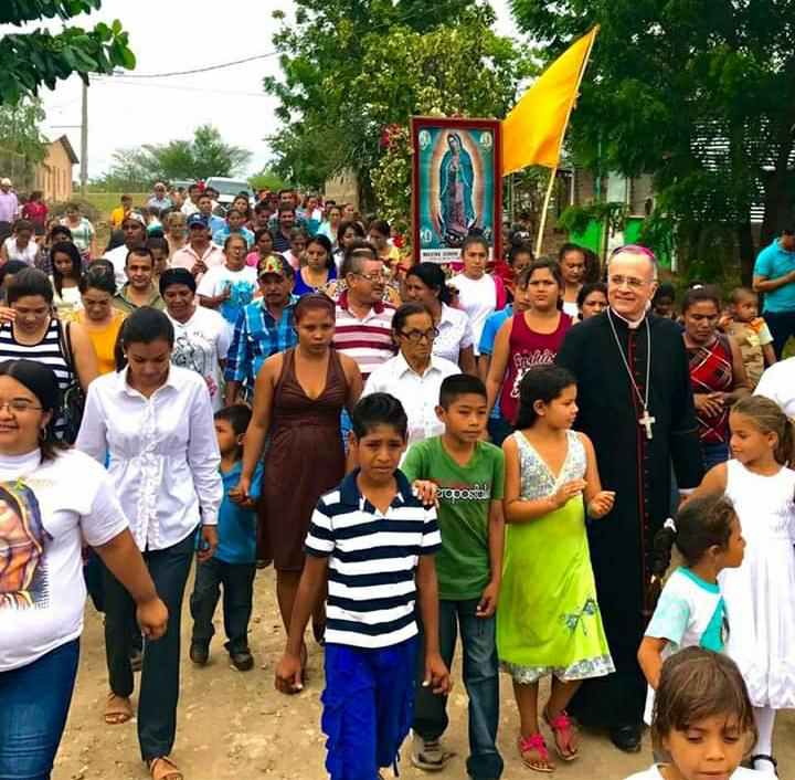 Monseñor Báez visitando una comunidad rural de Managua. Foto: Archivo/Israel González Espinoza