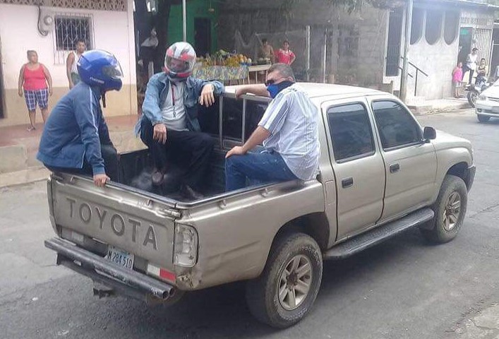 Camioneta con paramilitares asedia casa del exreo político Nahiroby Olivas. Foto: Cortesía.
