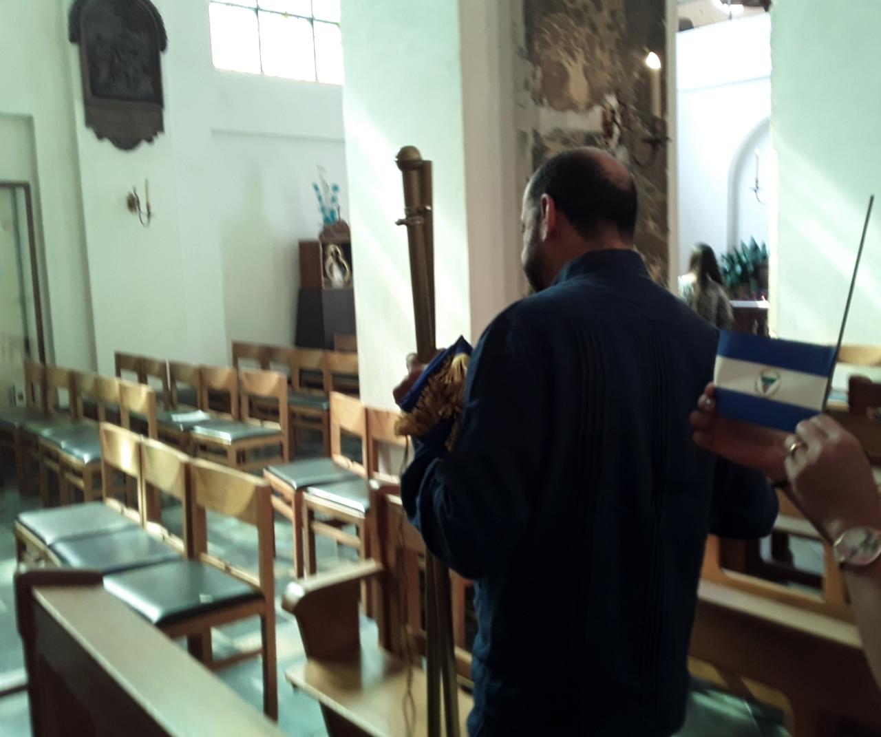 Embajador orteguista en Bélgica salió "bajito" por "piquete" azul y blanco y vivas a Nicaragua. Foto: Cortesía