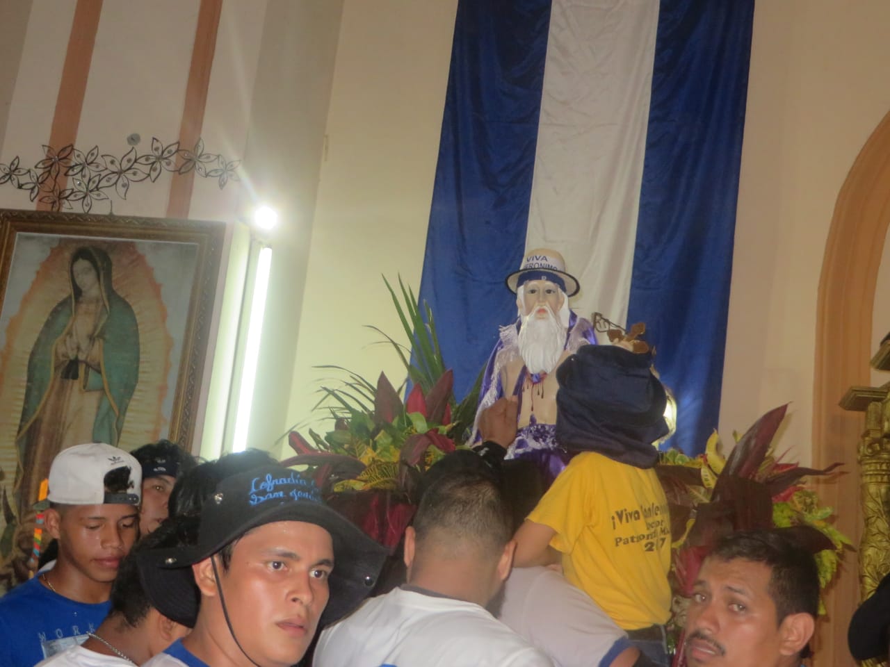 Banderas azul y blanco y gritos de “¡viva Nicaragua libre!” acompañaron la bajada de San Jerónimo, en Masaya. Foto: N. Miranda / Artículo 66