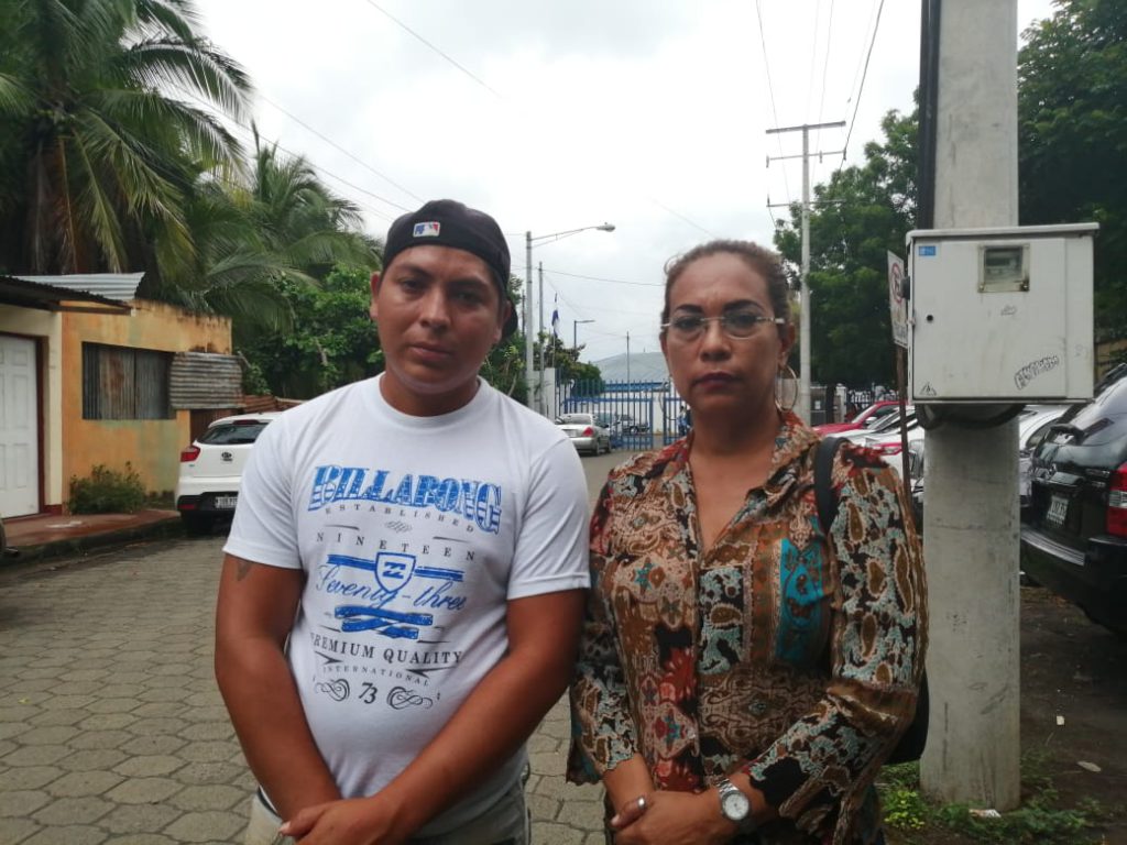 Reprograman juicio en contra del artesano de Masaya Reynaldo Martínez acusado de amenazar con un cuchillo a una fanática orteguista