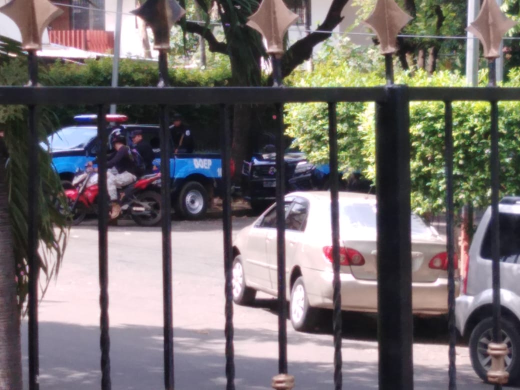 Asedio de la guardia orteguista en las afueras de las oficinas de los Defensores del Pueblo. Foto: Cortesía