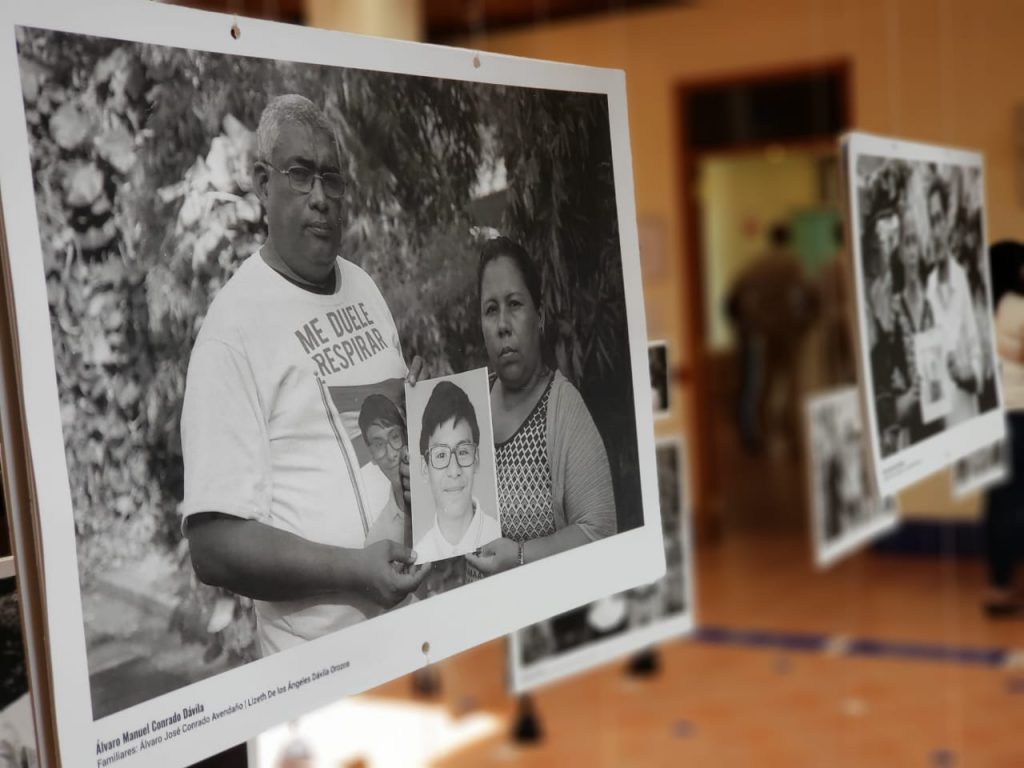 One of the photographs exhibited in the museum, in which Álvarito Conrado appears with his parents.  Photo: G. Shiffman / Article 66