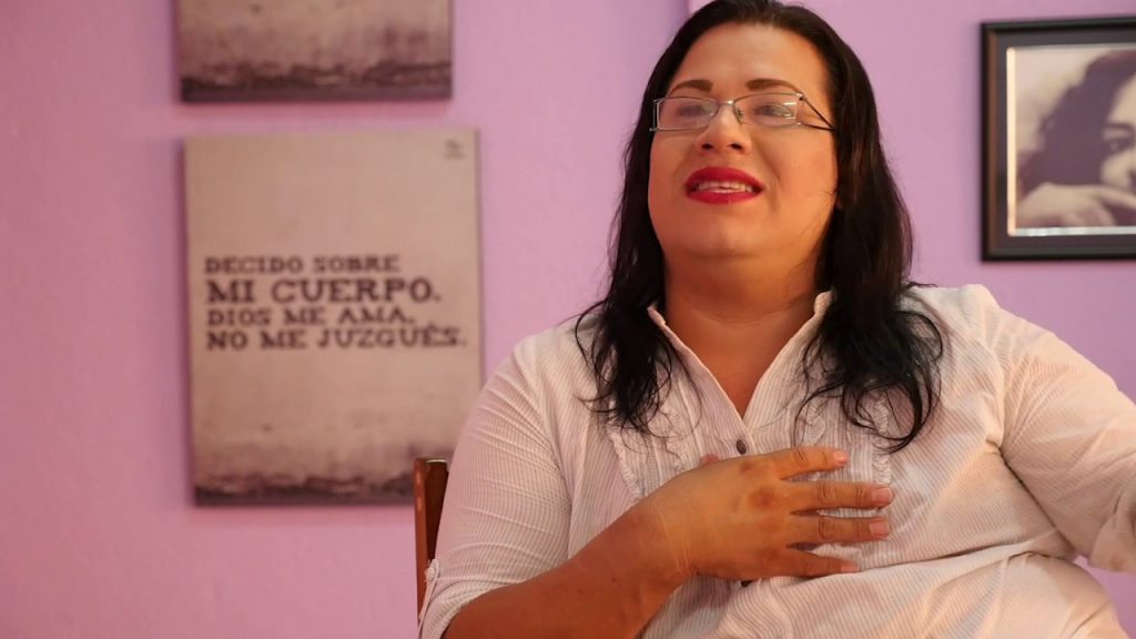 Golpean y apuñalan a activista de la Diversidad Sexual Ludwika Vega cuando entraba a su oficina