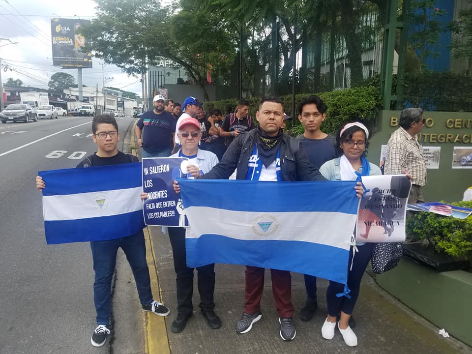 Exiliados en Costa Rica se plantan frente al BCIE y exigen que deje de oxigenar a la dictadura. Foto: Cortesía