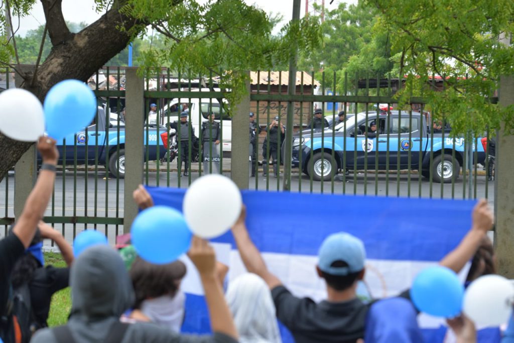 Estudiantes de la UCA siguen en resistencia y la Policía moviliza fuerte dispositivo represivo