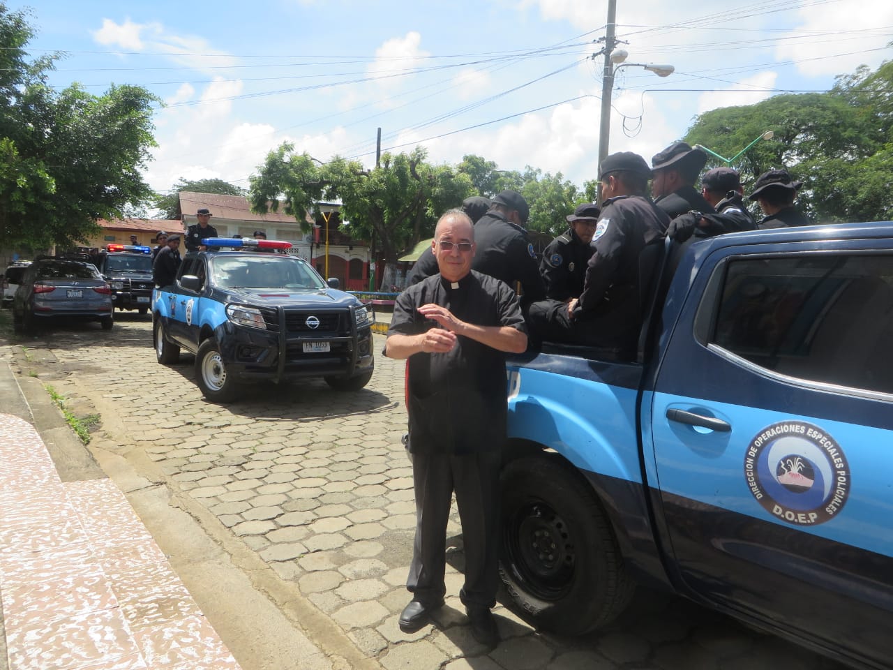 Padre Edwin Román encara a la Policía que asedió a la iglesia San Miguel Arcángel de Masaya. Foto: Noel Miranda/Artículo 66
