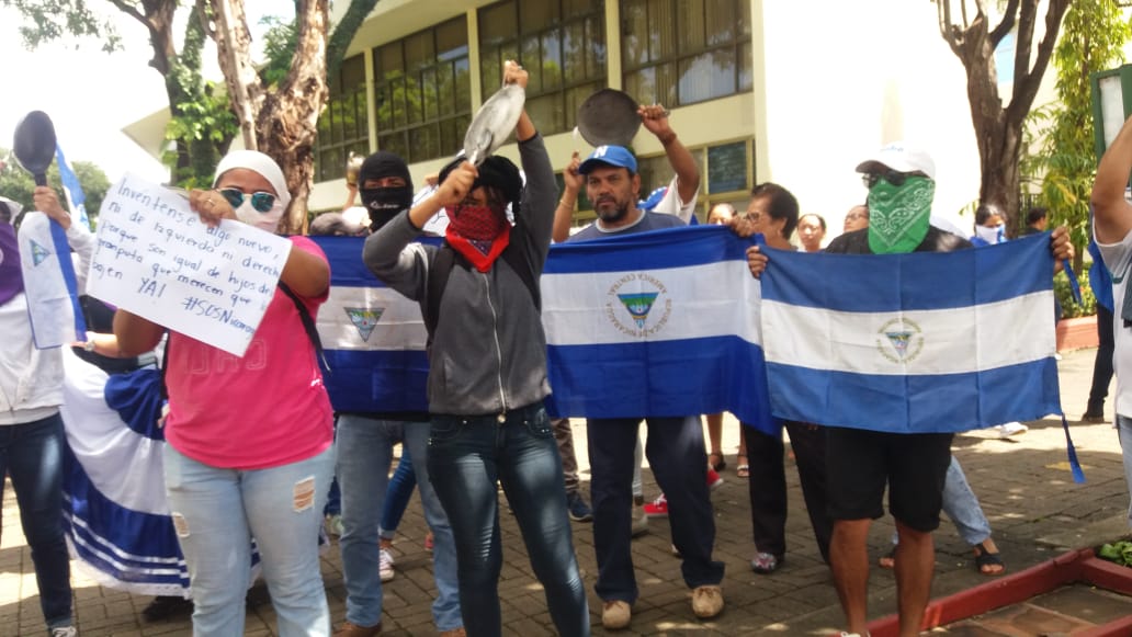 Autoconvocados realizan cacerolazo en la UCA por convulsión en América Latina. Foto: María Gómez/Artículo 66