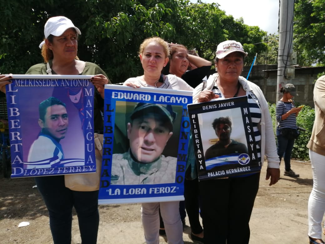 Martha Alvarado junto a otras madres de presos políticos realizaron un plantón en La Modelo en demanda de la libertad de sus familiares. Foto: Noel Pérez / Artículo 66