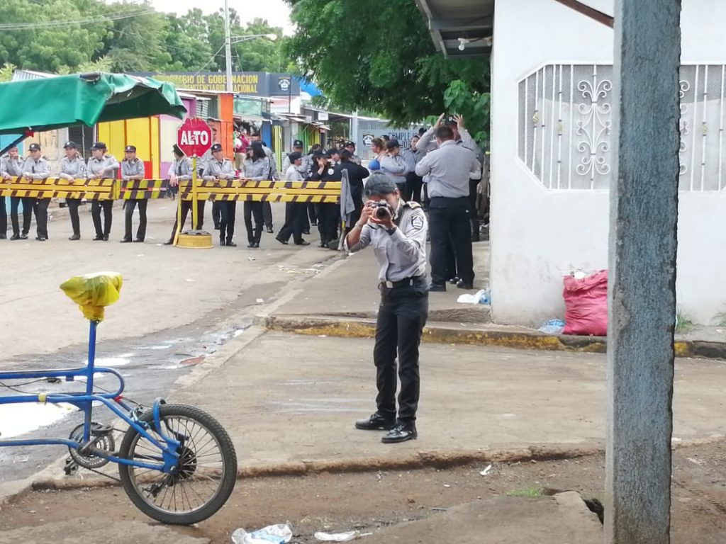 Régimen orteguista cerca la entrada de «La Modelo» para impedir plantón