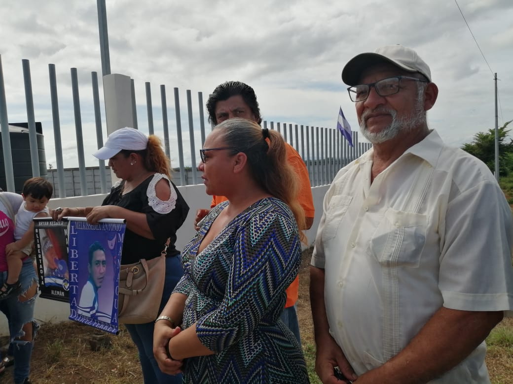 Familiares del preso político Marcos Campos junto a miembros de la Asociación de Familiares de Presos Políticos. Foto: Noel Miranda / Artículo 66