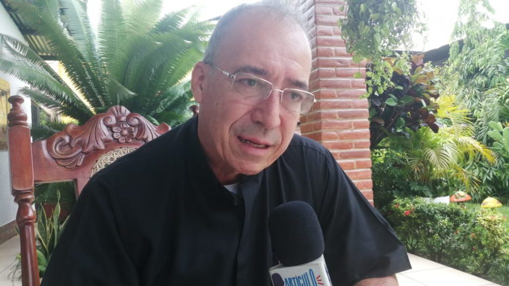 Padre Edwin Román denunció asedio y ofensas por trabajadores del aeropuerto de Nicaragua y por la Policía orteguista